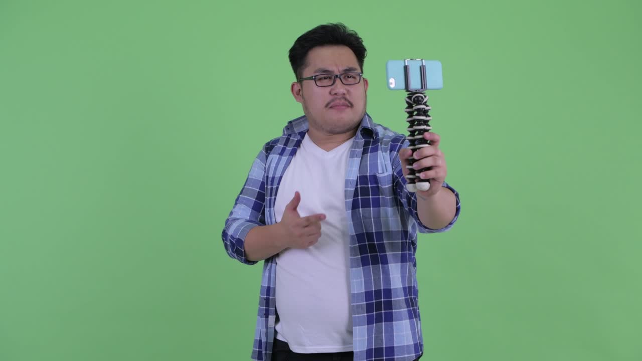 멋진 젊은 과체중 아시아 스터 남자