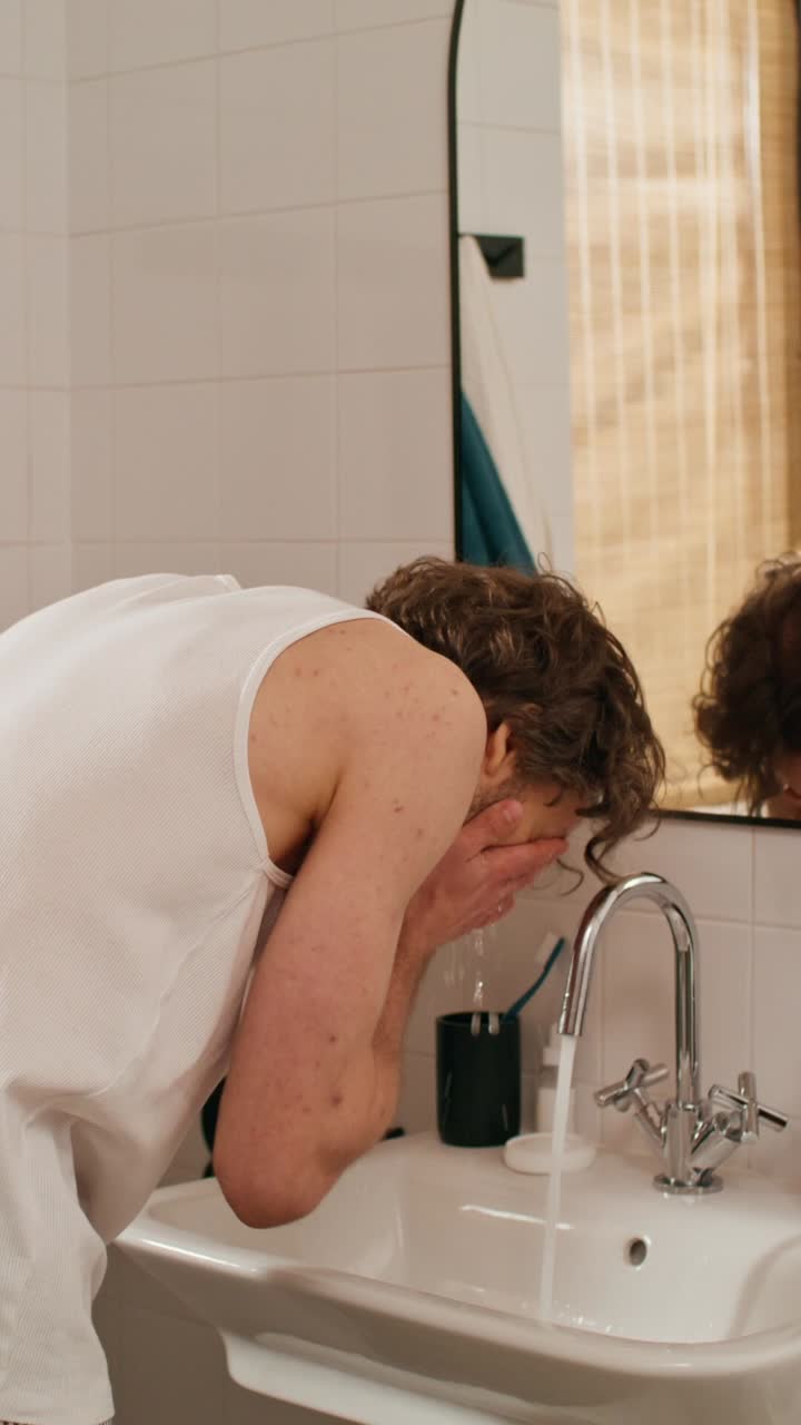 hombre lavando las manos en el baño