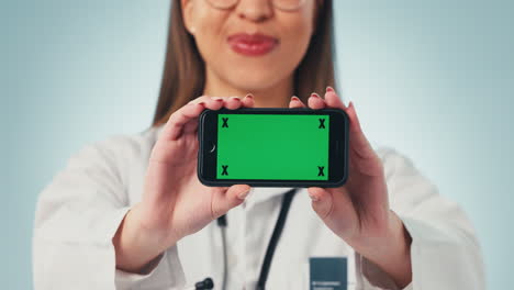 retrato, mujer médico mostrando el teléfono