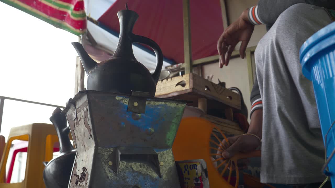 bebida de café preparada de manera tradicional, utilizando carbón y fuego en lugar de máquinas de alta tecnología