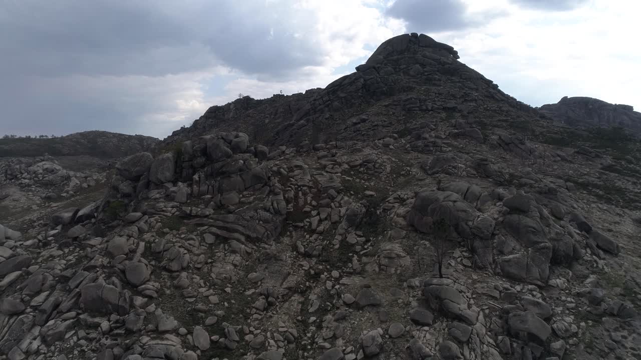 드론이 사막의 산 위를 날아갑니다.