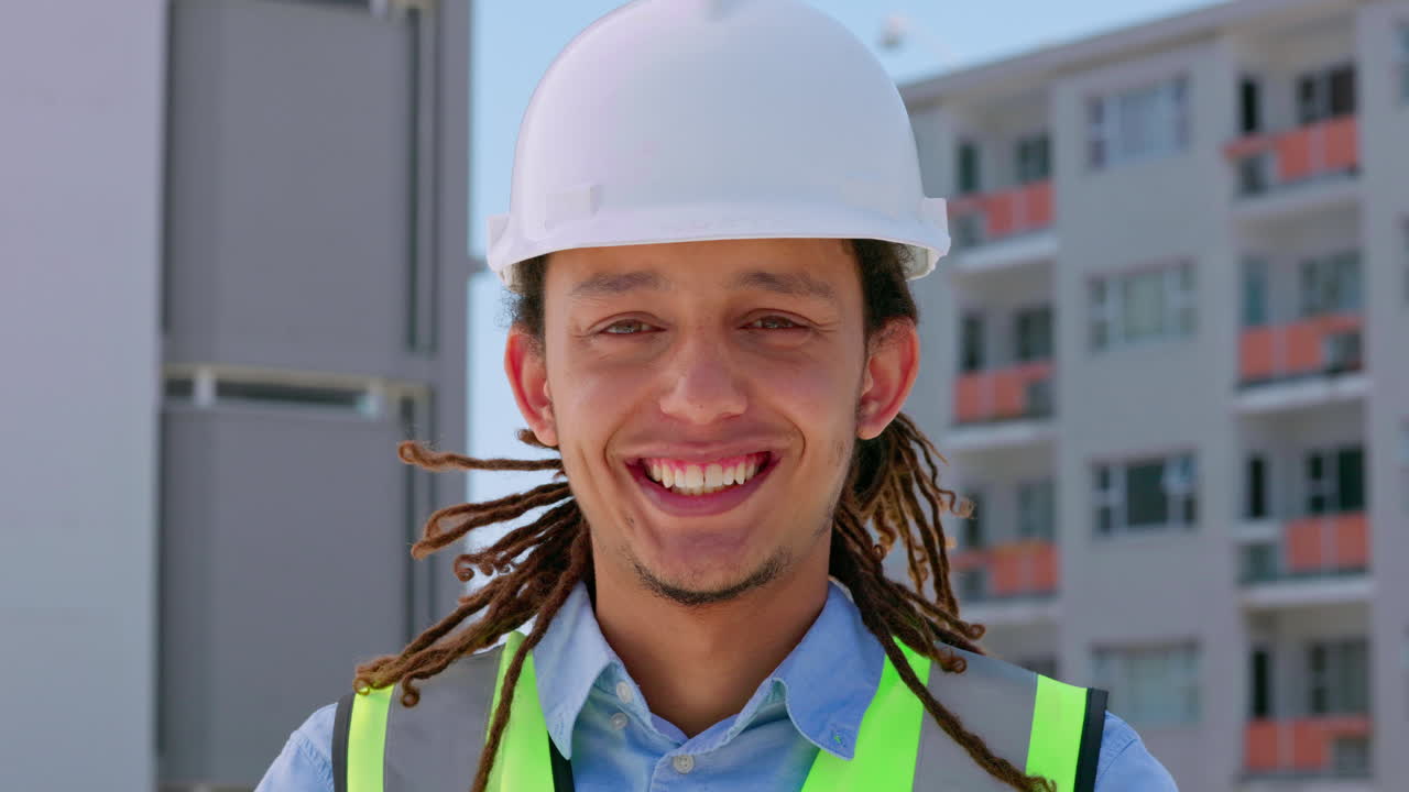 retrato, ingeniería o arquitecto divertido en la ciudad