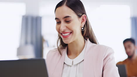 Tarjeta-De-Crédito,-Sonrisa-Y-Mujer-De-Negocios-Con-Laptop