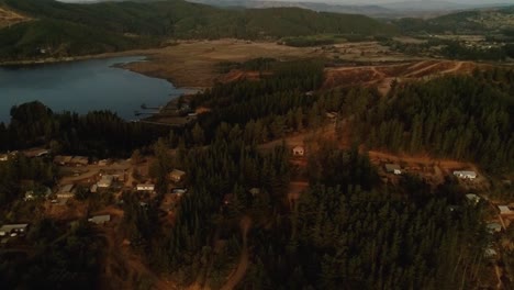 Fliegen-über-Den-Vichuquen-see-Bei-Sonnenuntergang