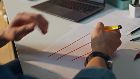empezar a dibujar a mano papel lugar de trabajo soleado de cerca. hombre independiente dibujando