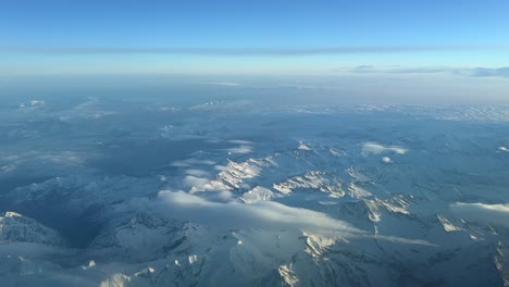 意大利阿尔卑斯山 (alps) 高達一萬米,向南飛翔