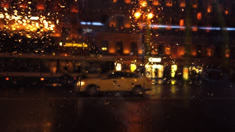 luces desenfocadas en la calle de la ciudad nocturna mientras llueve