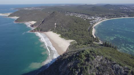 Luftaufnahme-Des-Zenith-Beach-Vom-Gipfel-Des-Tomaree-Mountain-In-Der-Shoal-Bay,-New-South-Wales,-Australien