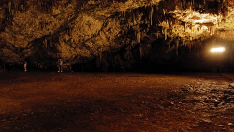 cueva de drogarati en la isla de cefalonia iluminada en naranja, grecia - toma panorámica