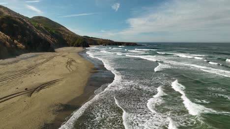 toma de drones de las hermosas playas de arena de california al mediodía