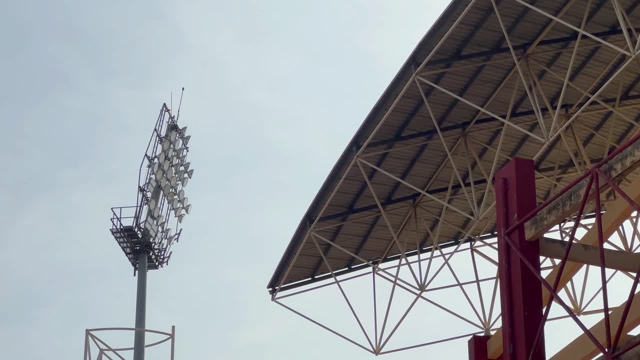 un poderoso punto de luz cerca del techo de un estadio