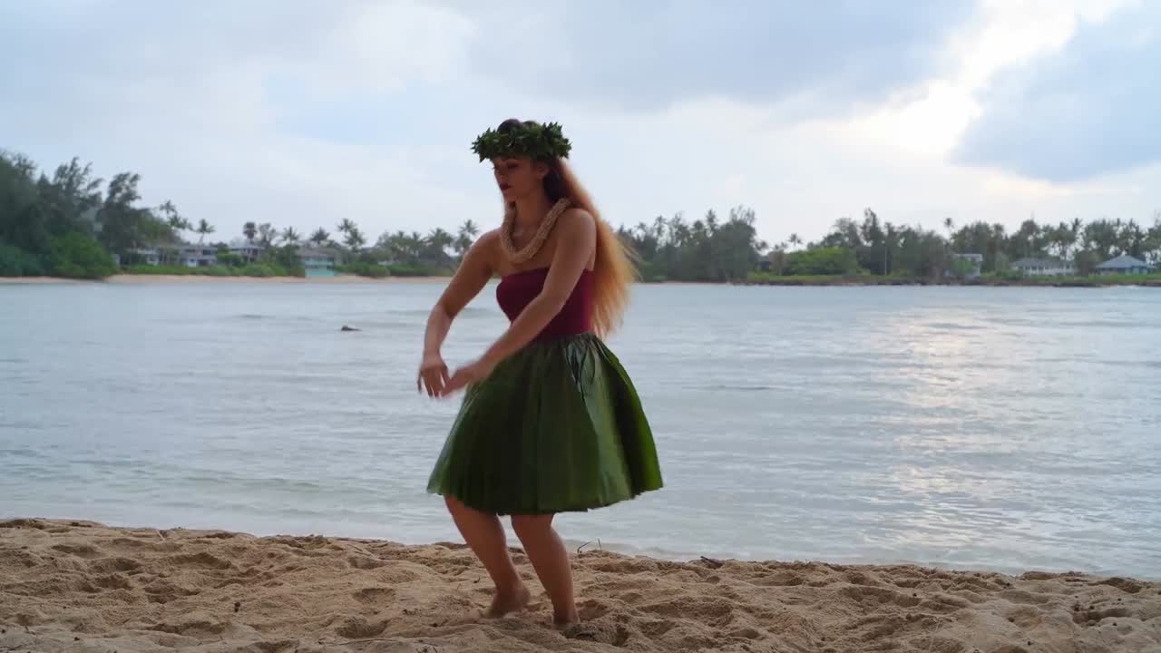 bailarina de hula hawaiana en disfraz bailando 4k