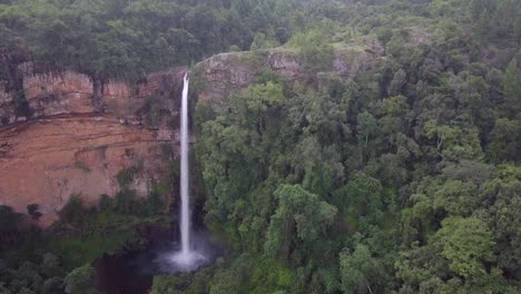 la piscina poco profunda recibe los golpes de las altas y pintorescas cataratas de lone creek
