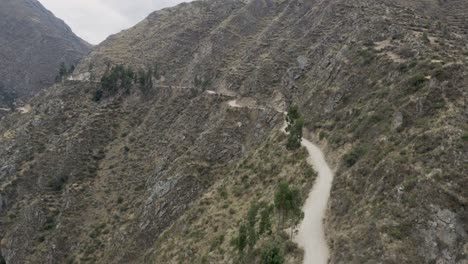 Camino-Peligroso-Que-Pasa-Por-La-Cordillera-De-Los-Andes-En-Perú---América-Del-Sur