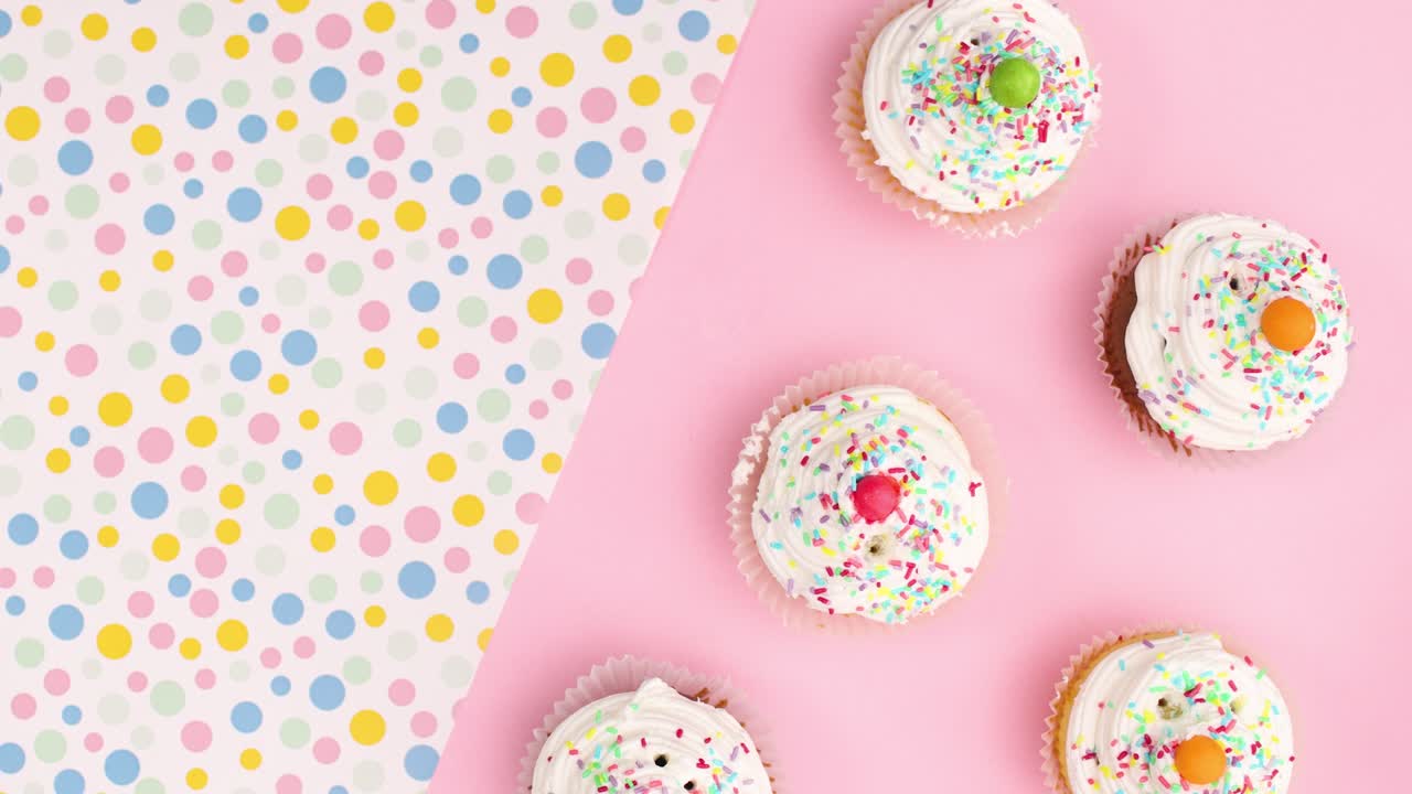 Deliziosi cupcake in movimento su tema rosa. Stop motion