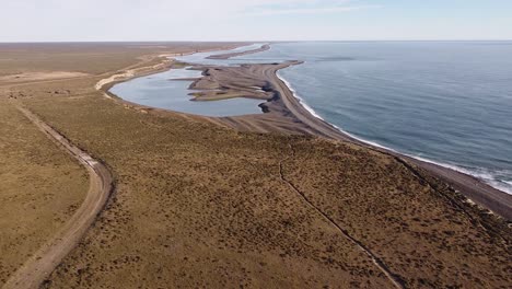 Luftüberführung-Wunderschöne-Malerische-Landschaft-Von-Caleta-Valdes-An-Sonnigen-Tagen