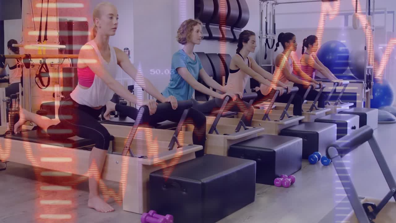 Cinque donne che eseguono esercizi di Pilates reformer in uno studio fitness, mostrando barre di progresso animate