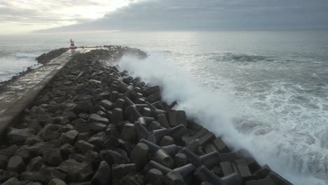 Olas-Rompiendo-A-Través-De-Rocas-Marinas-Acercándose-A-La-Orilla