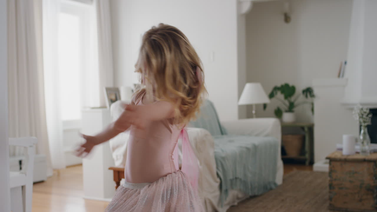 hermosa niña bailando juguetón fingiendo ser bailarina divertido niño divirtiéndose jugando a vestirse con traje de ballet con alas de hada en casa 4k