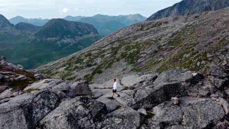 excursionista masculino caminando en el punto más alto de la montaña pico de salberget en noruega