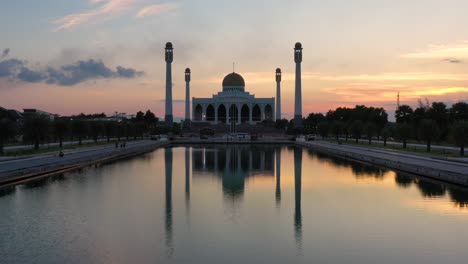 imágenes de drones de la mezquita central de songkhla al atardecer en songkhla