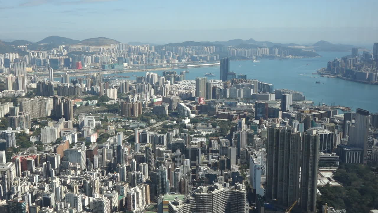 exterior de gran día que establece una toma del puerto de hong kong desde un ángulo alto
