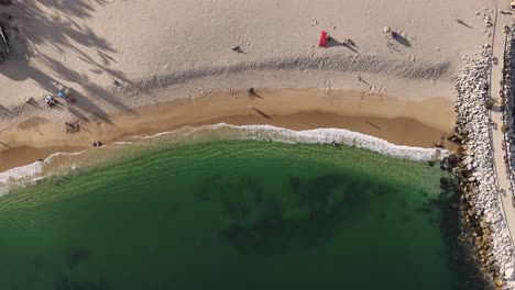 vista aérea que revela la belleza de la playa de chahue ubicada en huatulco, oaxaca, méxico