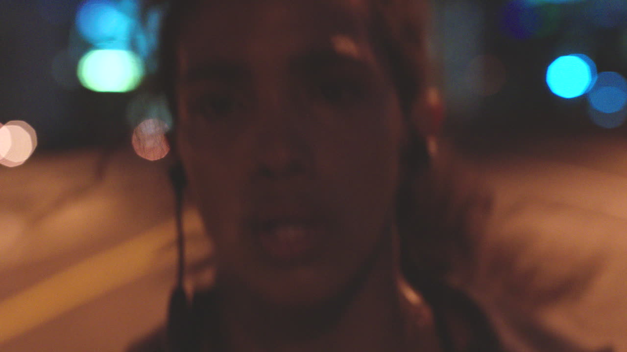 mujer corredora por la noche