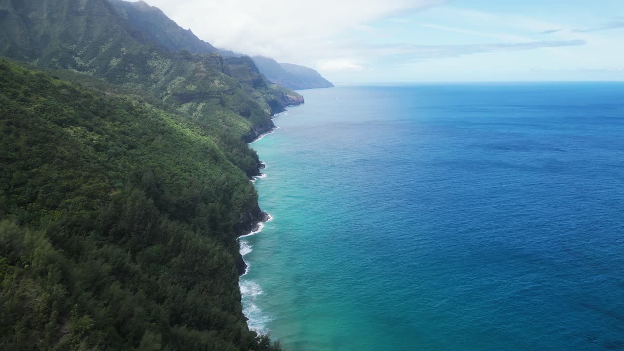 Rekaman drone udara lambat yang terbang di atas pantai Big Island, Hawaii