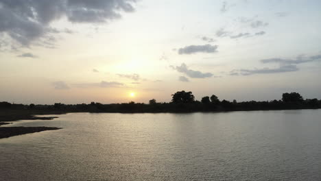 静かな湖の向こうの夕暮れ