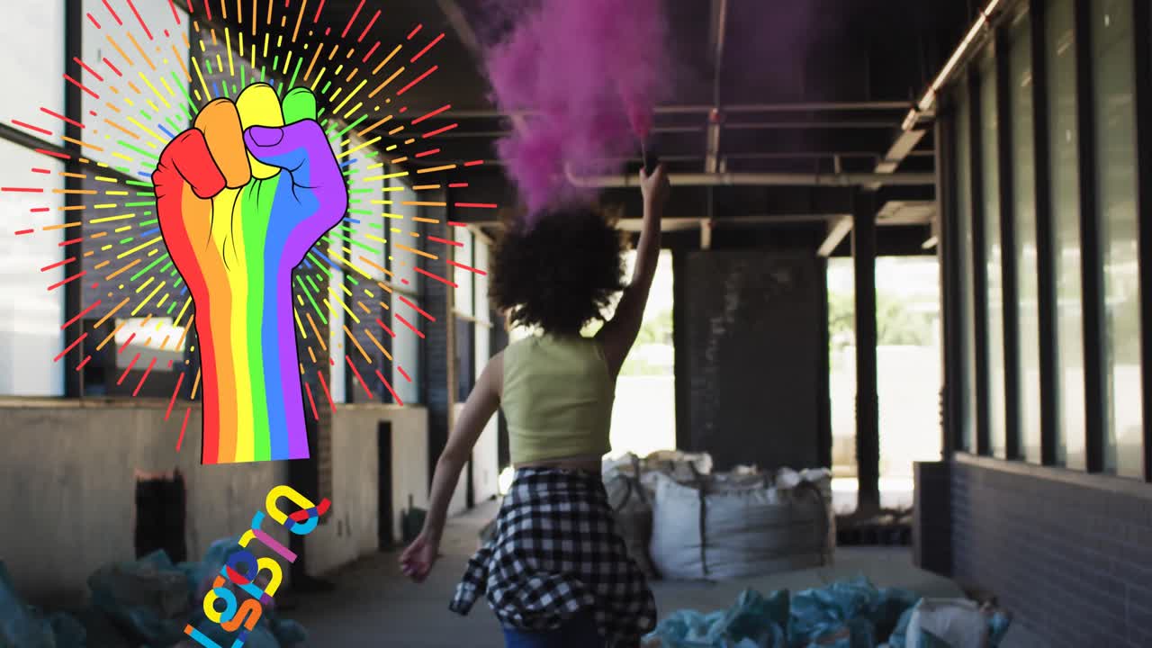 animación del puño del arco iris sobre una mujer afroamericana con bengala