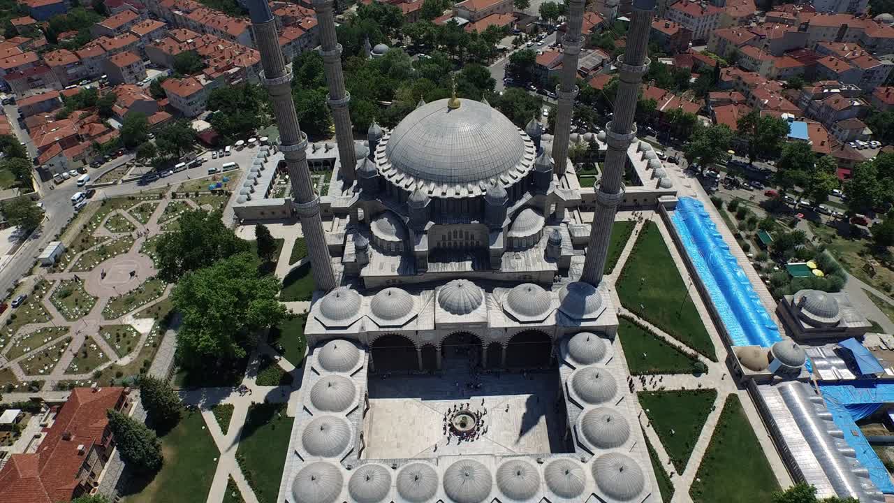 con un avión no tripulado sobre la mezquita edirne selimiye