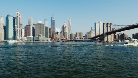 Vista-Panorámica-Panorámica-Del-Horizonte-De-Manhattan,-El-Puente-De-Brooklyn-Y-El-Río-Hudson-Desde-El-Parque-Del-Puente-De-Brooklyn-En-Un-Día-Soleado