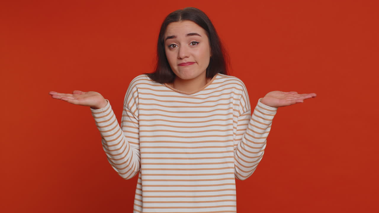 혼란스러운 여성 모호한 질문에 당황스러워함 의심함 전혀 모른다 단서가 없음 불확실함