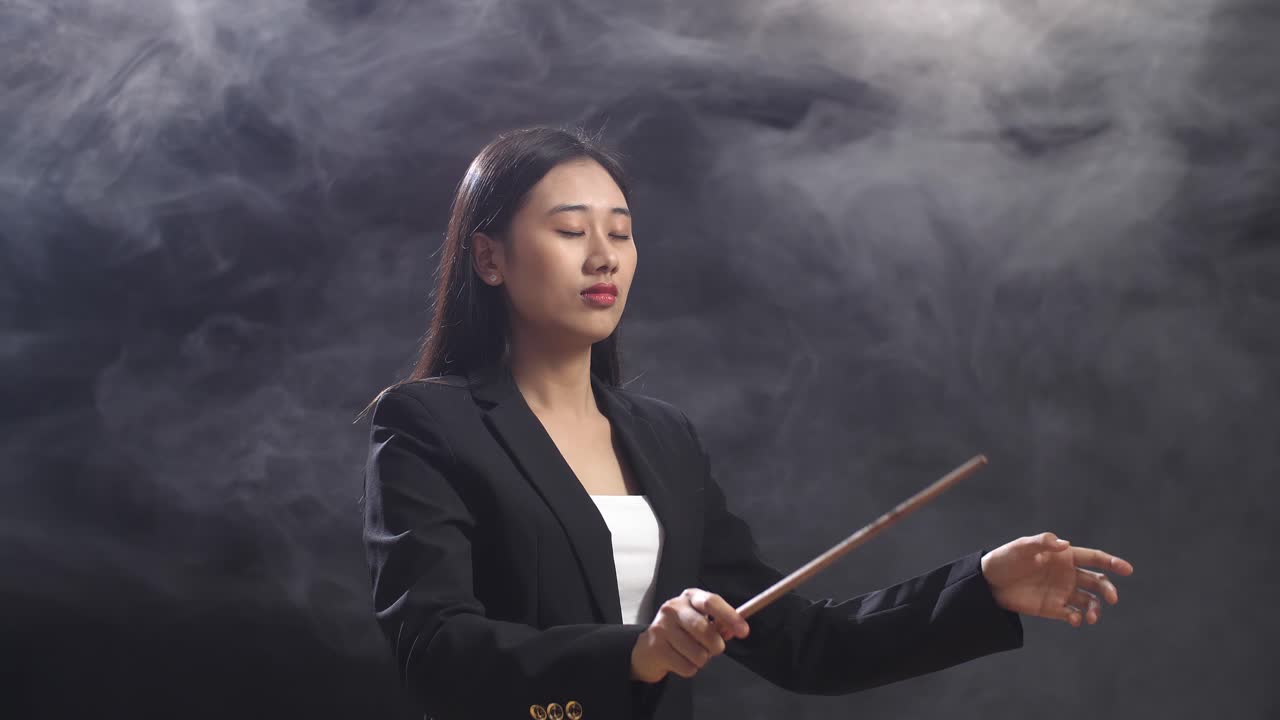 검은색 슈트를 입은 여성 지휘자