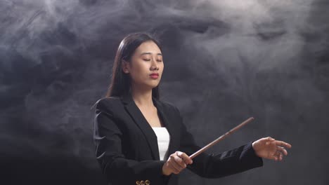 directora de orquesta con un traje negro
