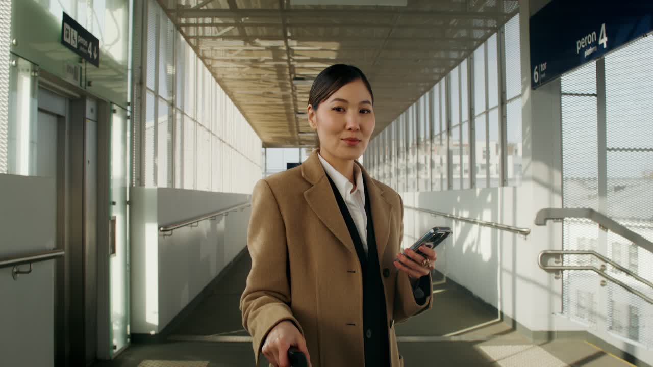 在机场的职业女性