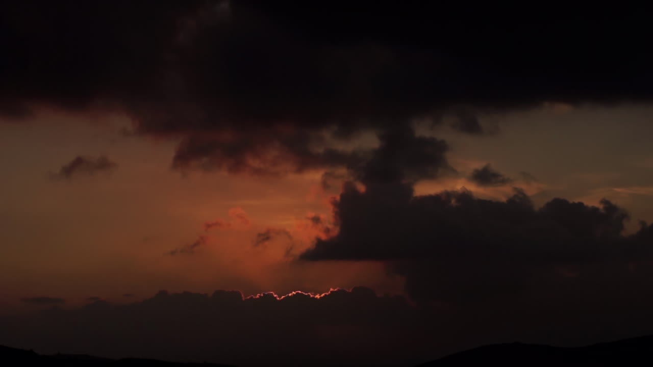puesta de sol a través de nubes dramáticas