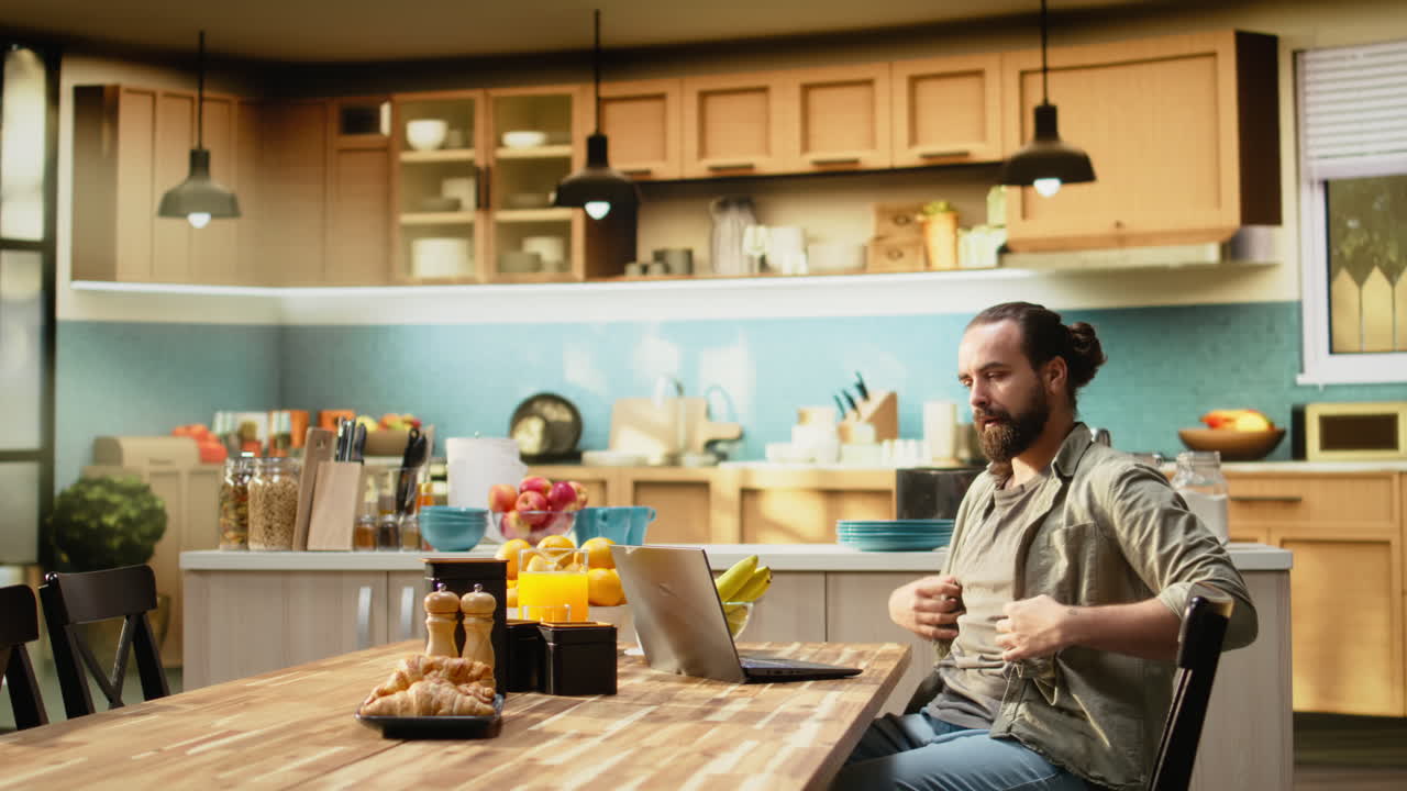 Freelancer esticando os músculos das costas com os braços para cima em casa