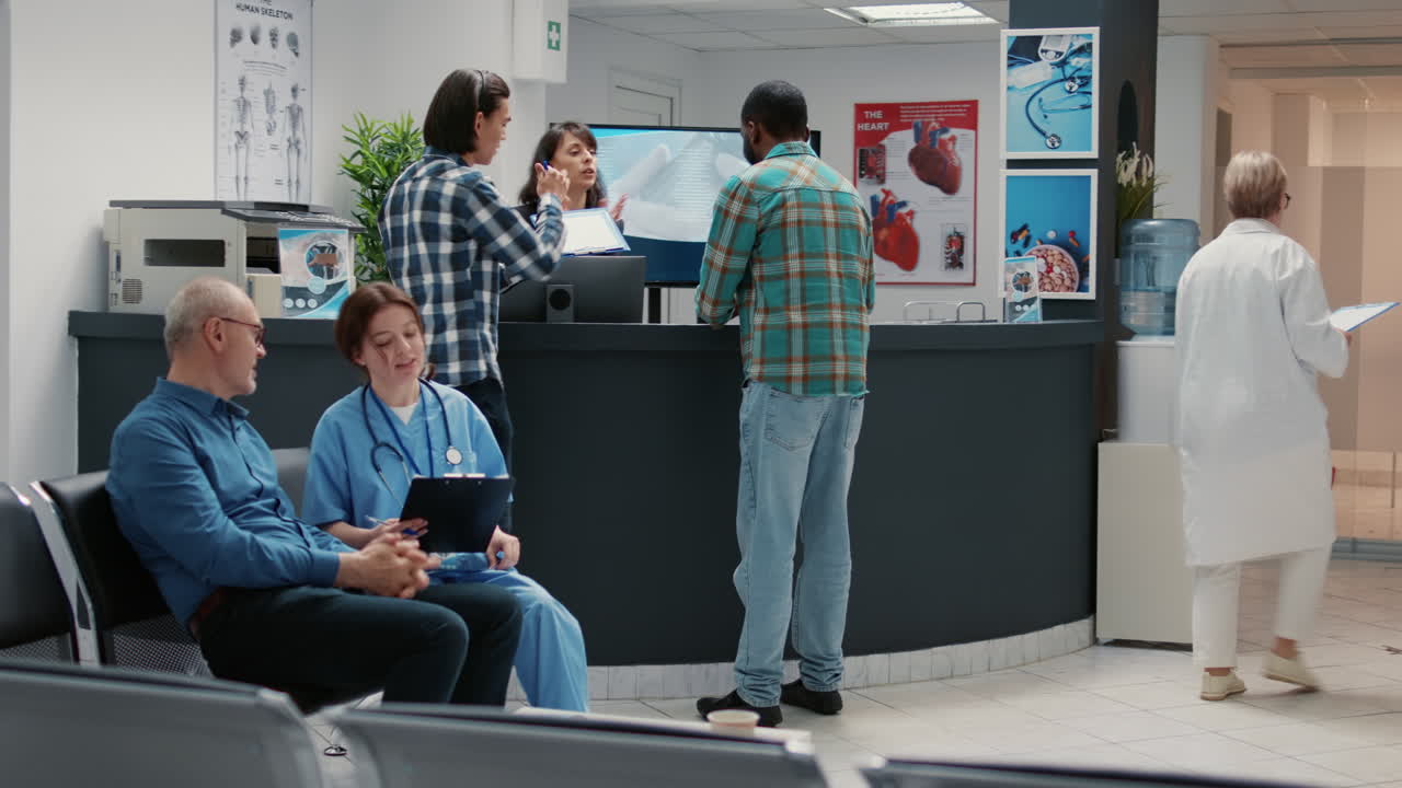 Sala de espera de hospital com pacientes e equipe médica