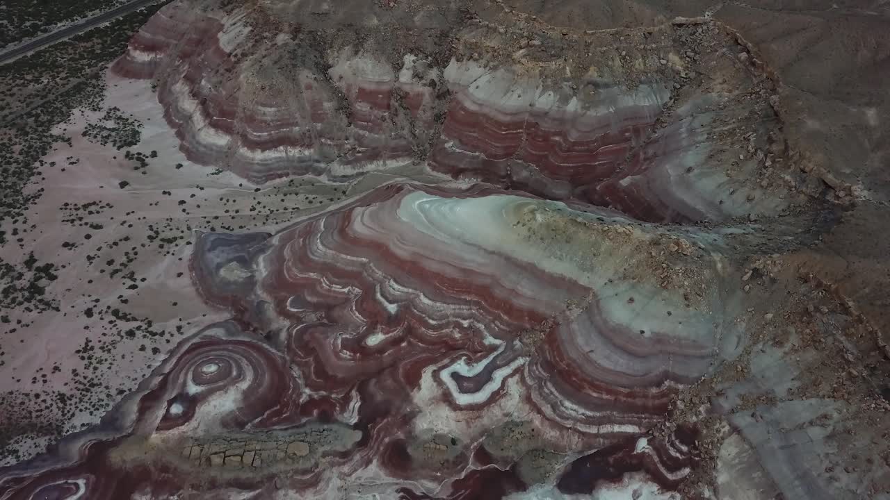 colinas de arenisca en capas en el desierto de utah