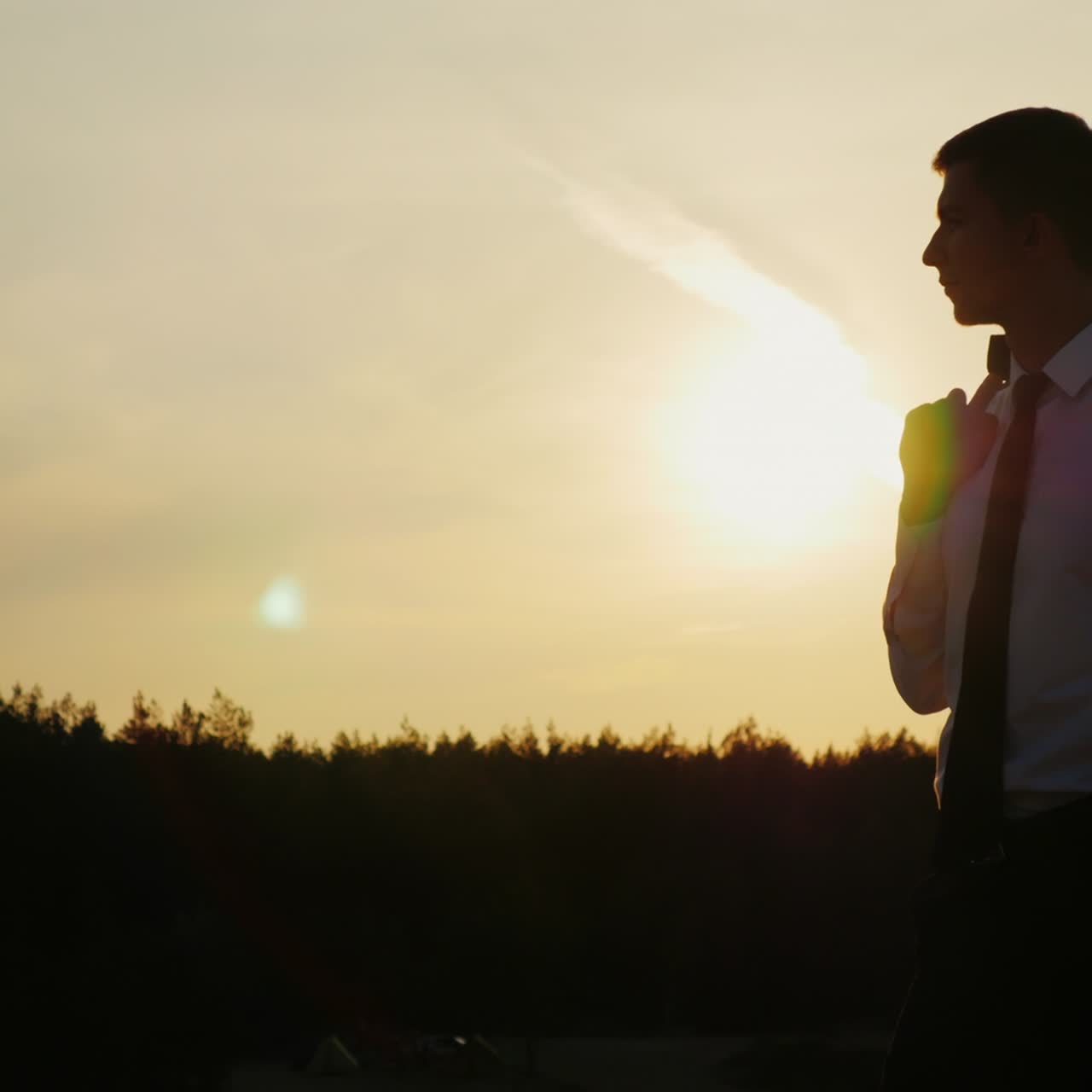 un hombre de negocios confiado mira hacia adelante 2