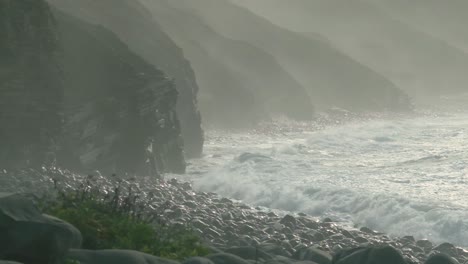 Zeitlupe-Der-Wellen,-Die-Gegen-Die-Felsen-Im-Süden-Portugals-Brechen