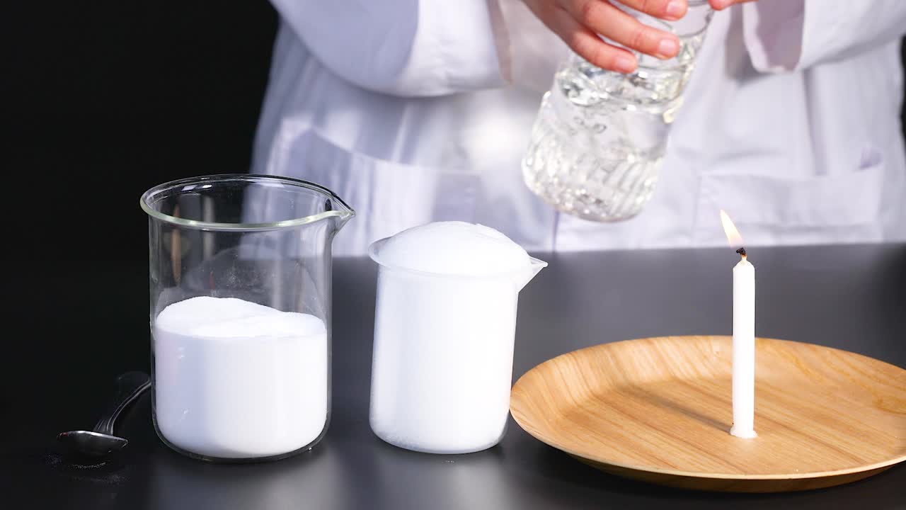 과학 실험은 실험실 환경에서 불의 불꽃에 영향을 미치는 거품을 만드는 화학 반응을 보여줍니다.