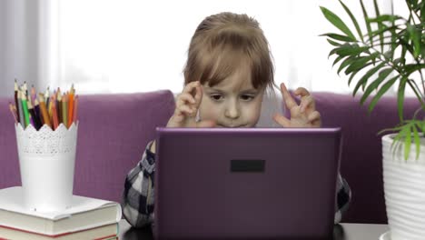Niña-Haciendo-Lecciones-En-Casa-Usando-Una-Computadora-Portátil-Digital.-Educación-A-Distancia