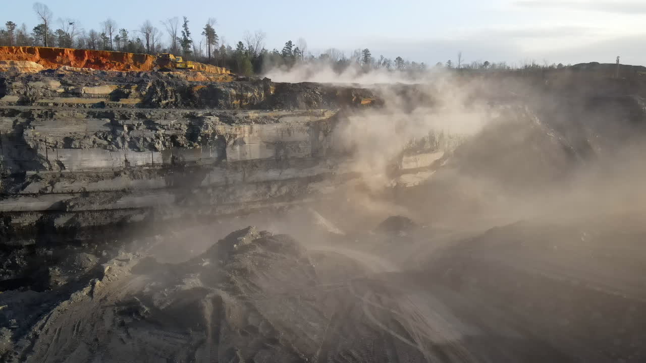 tiro de drone de polvo flotando en el aire después de la explosión de la minería del carbón