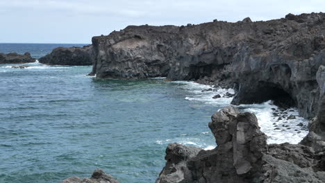 Impresionante-Paisaje-Marino-Con-Formación-De-Rocas-De-Lava.-Estático