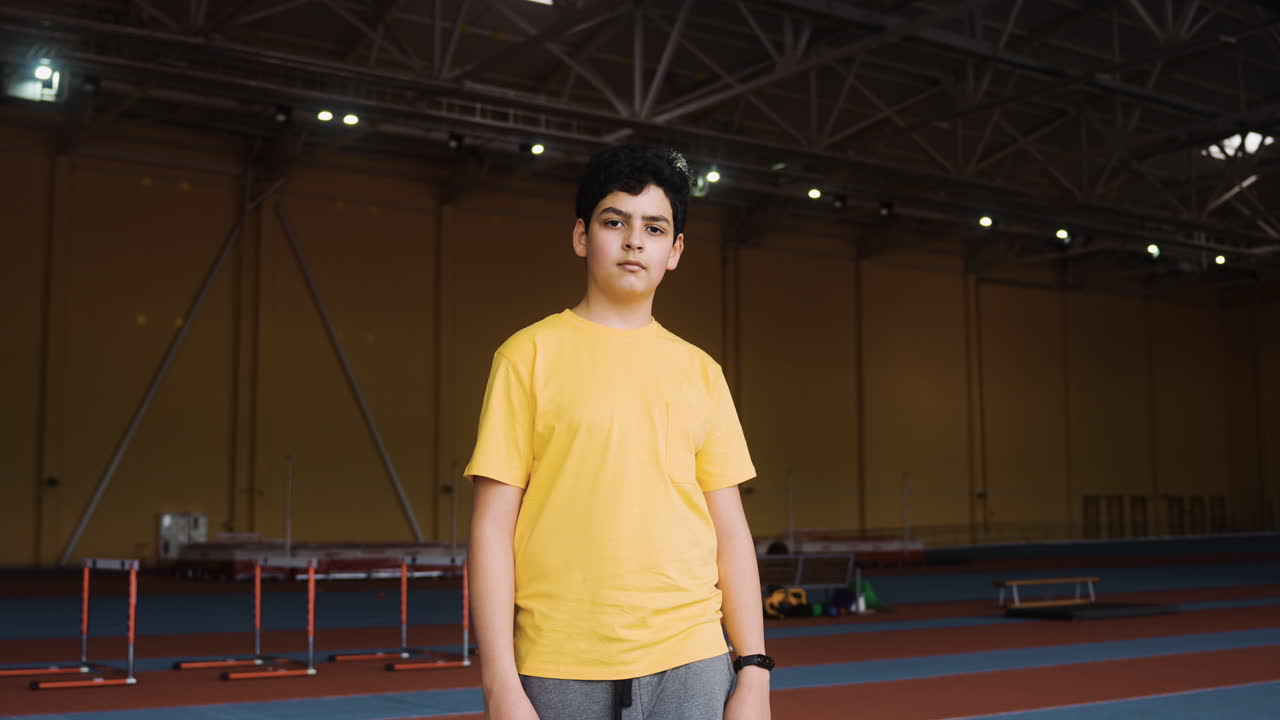 niño configurando reloj de fitness