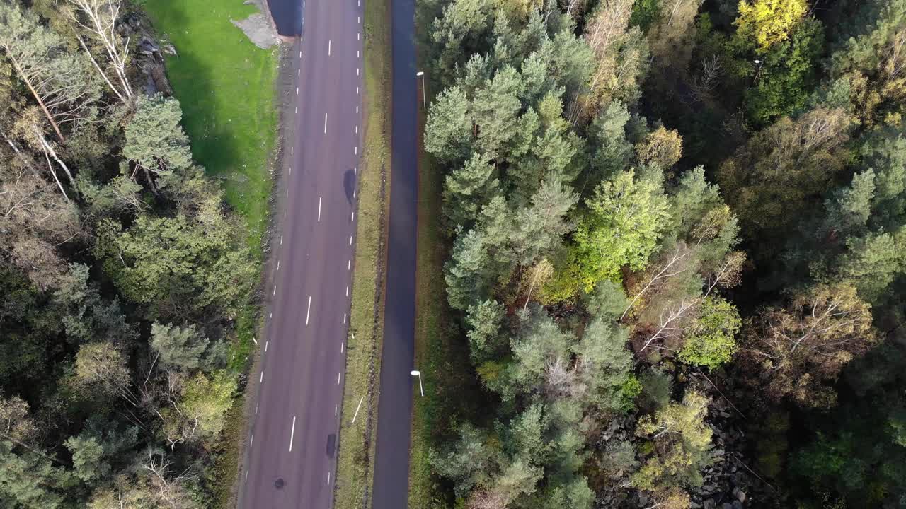 vista de arriba hacia abajo de drones sobre la carretera a través de los suburbios de gotemburgo