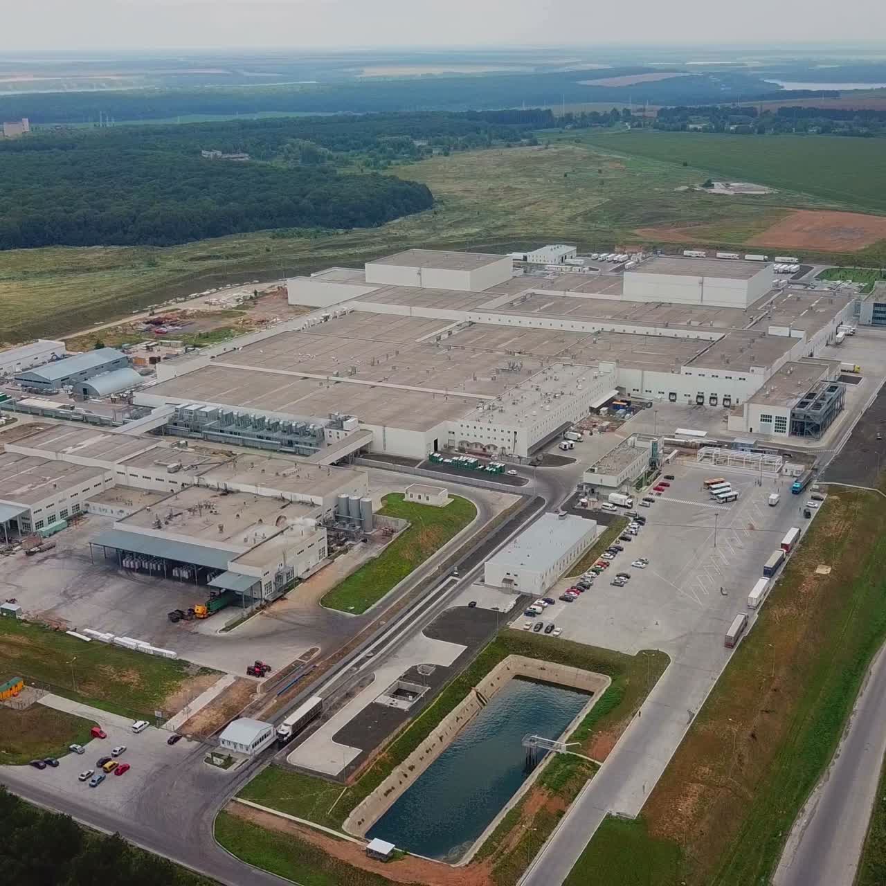 Vista aerea di un moderno stabilimento industriale